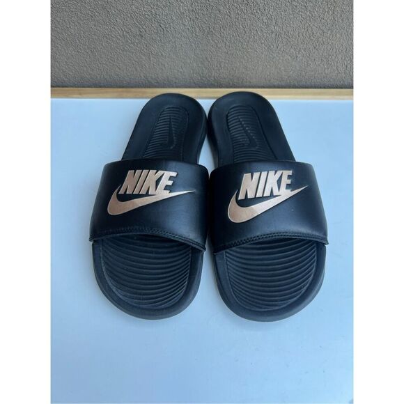 Nike Slides Womens 10 Black Rosegold Spell Out Logo Slip On Pool Shower Sandals - Picture 2 of 6